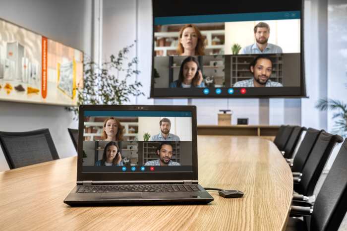 Richtig verbunden: Mit Barco Clickshare ist jedes Notebook mit HDMI-Ausgang schnell an das Conferencing-System angeschlossen.